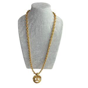 CHANEL Gold plated metal signature "CC" logo medallion Necklace